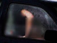 Sebuah video viral kerumanan yang tengah menangkap basah pasangan yang sedang mesum di delama mobil yang terpakir di tempat umum.