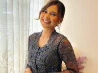 Cekricek.id – Indah Permatasari dipuji oleh netizen dan tampak begitu anggun ketika mengenakan sebuah kebaya, otot lengannya bikin salfok