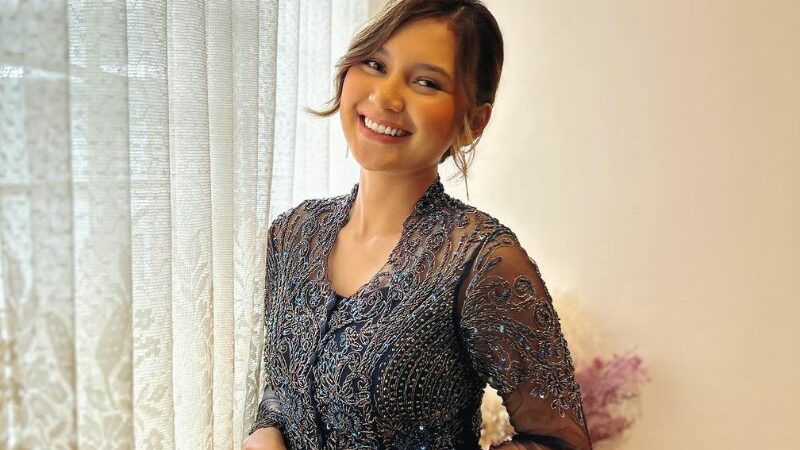 Cekricek.id – Indah Permatasari dipuji oleh netizen dan tampak begitu anggun ketika mengenakan sebuah kebaya, otot lengannya bikin salfok