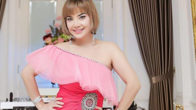 Cekricek.id - Netizen dibuat terkesima melihat penampilan daripada Irma Darmawangsa, terlihat makin bening dan mirip bule
