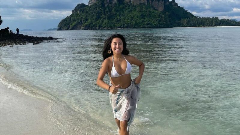 Cekricek.id - Banyak dari netizen menjuluki Jennifer Coppen layaknya bocil. Padahal ia sedang berlarian di pantai hanya mengenakan bikini.