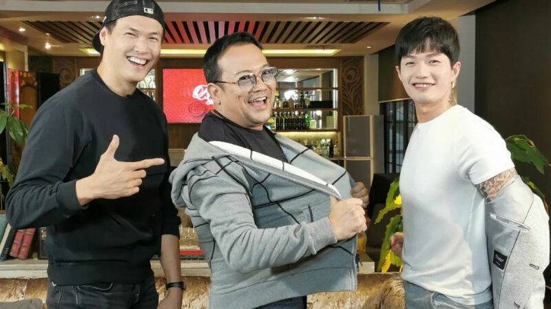 Cekricek.id - Kurang lebih butuh waktu sekitar 10 tahun bagi Irwan Chandra mantan personil Hitz dan Lee Jong Hoon untuk kembali berbaikan.