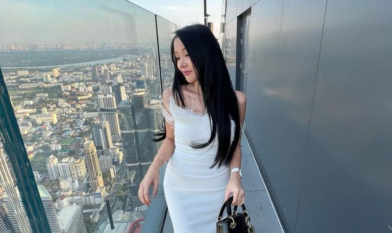 Cekricek.id - Lagi-lagi aksi dari Lucinta Luna mampu membuat netizen menjadi syok. Karena dirinya terang-terangan mencium seorang pria bule