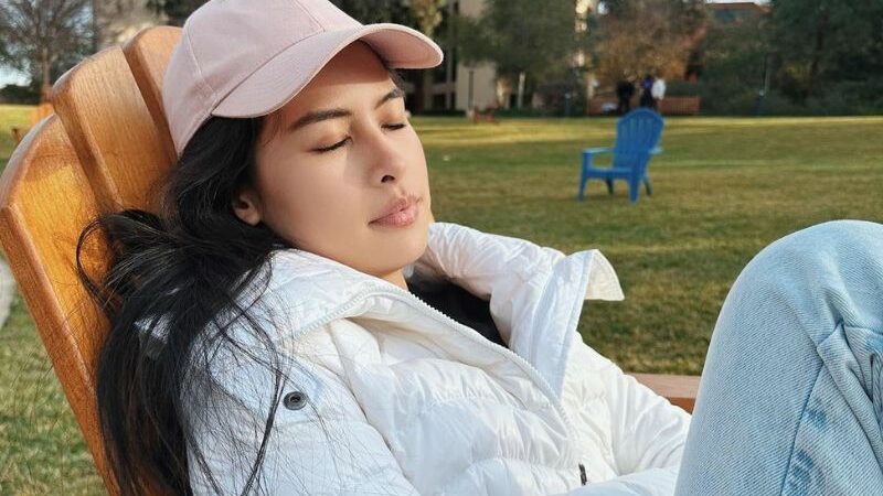 Cekricek.id - Pemandangan matahari pagi ternyata masih kalah jauh indah dari Maudy Ayunda. Padahal ia hanya rebahan dengan mata terpejam