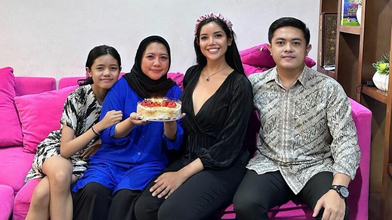 Cekricek.id - Ekspresi yang ditampilkan oleh Mama dari Millen Cyrus rupanya menarik perhatian banyak netizen, terlihat senyum tapi menangis