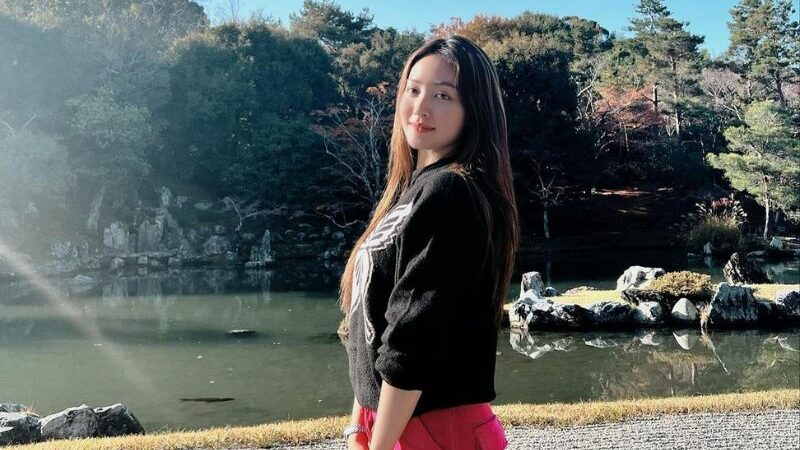 Cekricek.id - Dari segi penampilan Natasha Wilona dipuji sudah pantas menjadi seorang wanita Jepang, saat liburan ke negeri matahari terbit ini