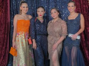 Cekricek.id - Dari segi penampilan, Nia Ramadhani memang tidak pernah dianggap gagal karena selalu tampil stylish dengan teman sultannya