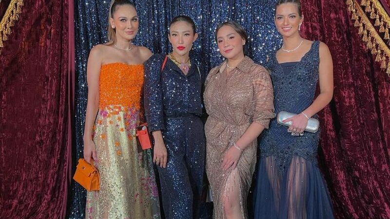 Cekricek.id - Dari segi penampilan, Nia Ramadhani memang tidak pernah dianggap gagal karena selalu tampil stylish dengan teman sultannya