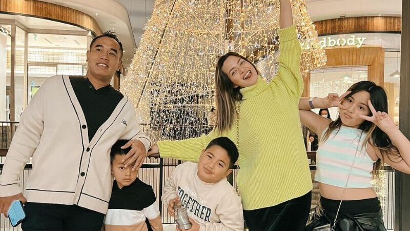 Cekricek.id - Artis cantik Nia Ramadhani dipuji tampak lebih anggun ketika mengenakan pakaian tertutup saat liburan bareng keluarga