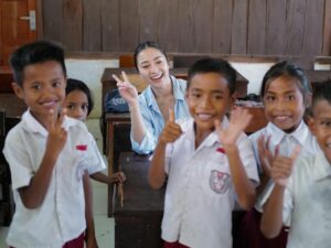 Cekricek.id - Aksi Nikita Willy saling berbagi kebaikan dengan anak Sumba kembali mendapat pujian. Tak sekedar cantik fisik tapi juga hati