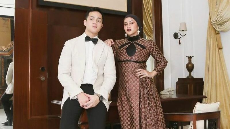 Cekricek.id - Banyak dari netizen rupanya berburu restu dari seorang Olla Ramlan. Ketika artis cantik ini foto bareng dengan keponakan tampannya