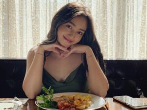 Cekricek.id - Bagi netizen, melihat senyuman indah sekaligus juga penampakan dengan dress terbuka ala Ranty Maria jadi pemandangan indah