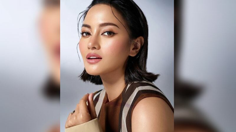 Cekricek.id - Sebuah konsep pemotretan yang dijalani oleh Ririn Ekawati dengan suaminya dipuji begitu keren, serta dijuluki penguasa Pandora