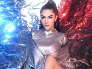 Cekricek.id - Aura Siva Aprilia dipuji semakin jos oleh netizen ketika mengenakan sebuah gaun silver. Ketika itu model ini lakukan pemotretan