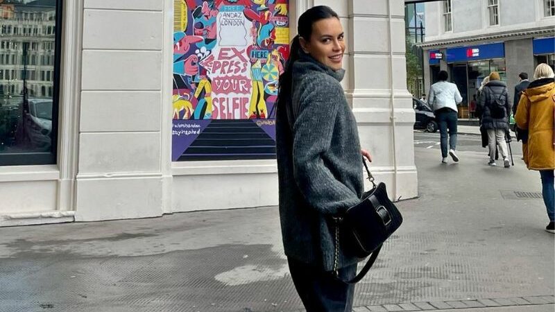 Cekricek.id - Sophia Latjuba justru dipuji oleh banyak netizen sebagai sosok wanita paling cantik. Ketika menikmnati waktu berjalan bareng anak