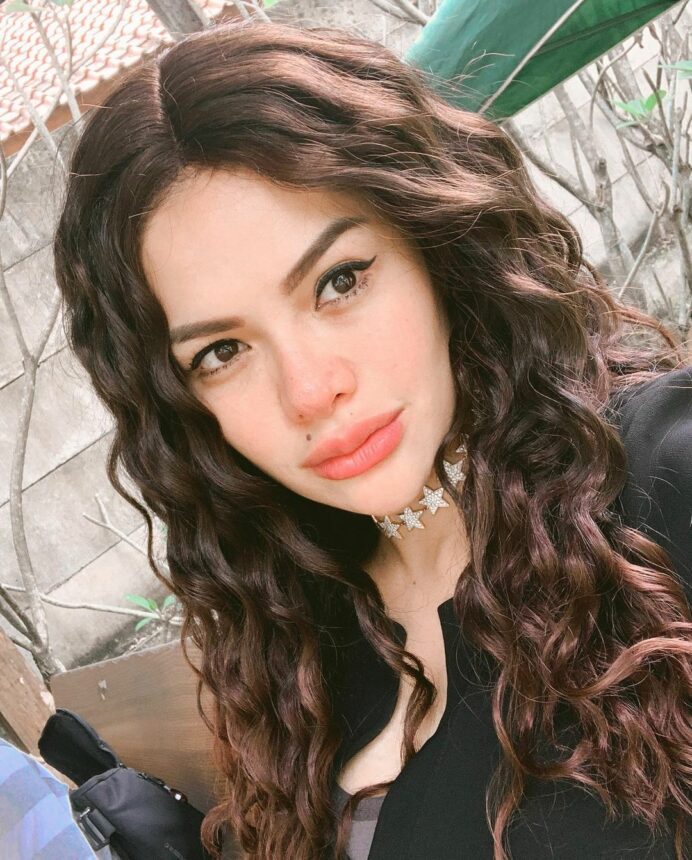 Lipstik Tebal dan Busana Hitam, Nikita Mirzani Dinobatkan Sebagai Selena Gomez Versi Indonesia 4 Lampiran Gambar