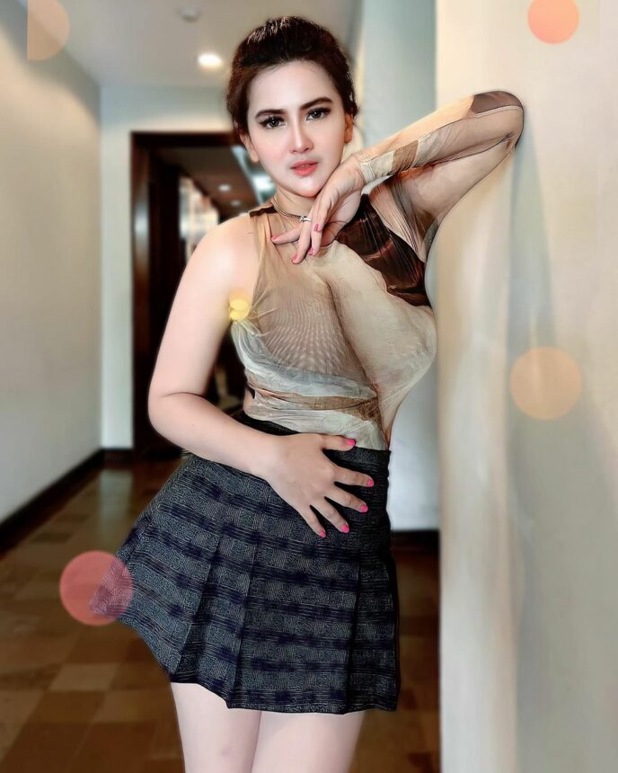 Ucapkan Selamat Ultah Buat Para Mantan, Dianna Dee Starlight Pose Jongkok Bikin Mata Nggak Fokus 4 Lampiran Gambar