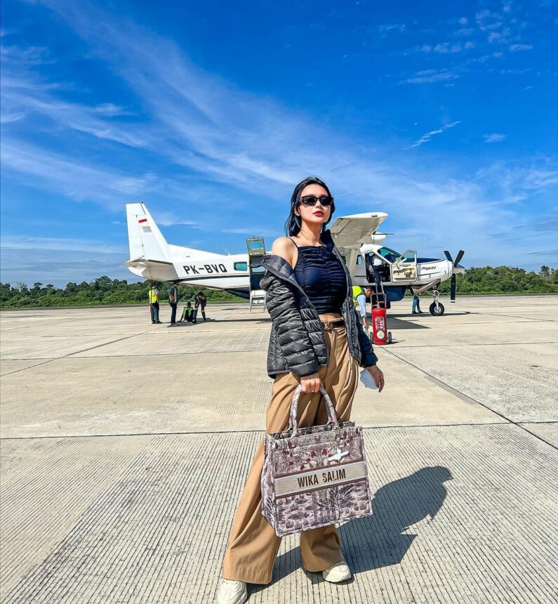 Netizen Salfok Lihat Wika Salim Saat Selfie, Tangannya Kok Panjang Sebelah 2 Lampiran Gambar