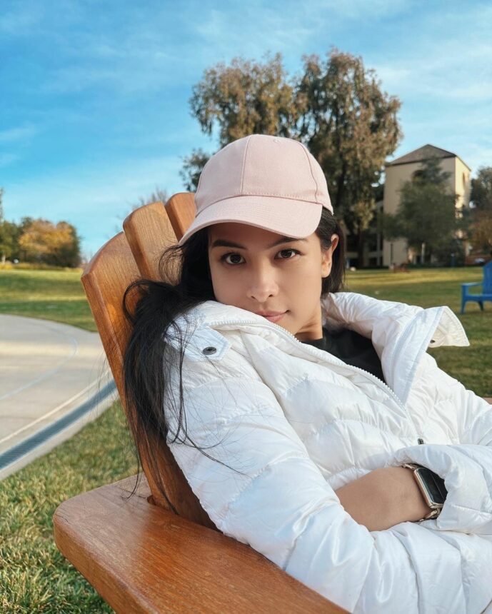 Rebahan Dengan Mata Terpejam, Maudy Ayunda Jadi Pemandangan Indah Seindah Mentari Pagi 2 Lampiran Gambar