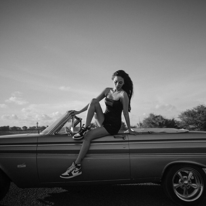 Rambut Diterbangkan Angin, Wajah Erika Carlina Dipuji Begitu Sensual 3 Rambut Diterbangkan Angin, Wajah Erika Carlina Dipuji Begitu Sensual