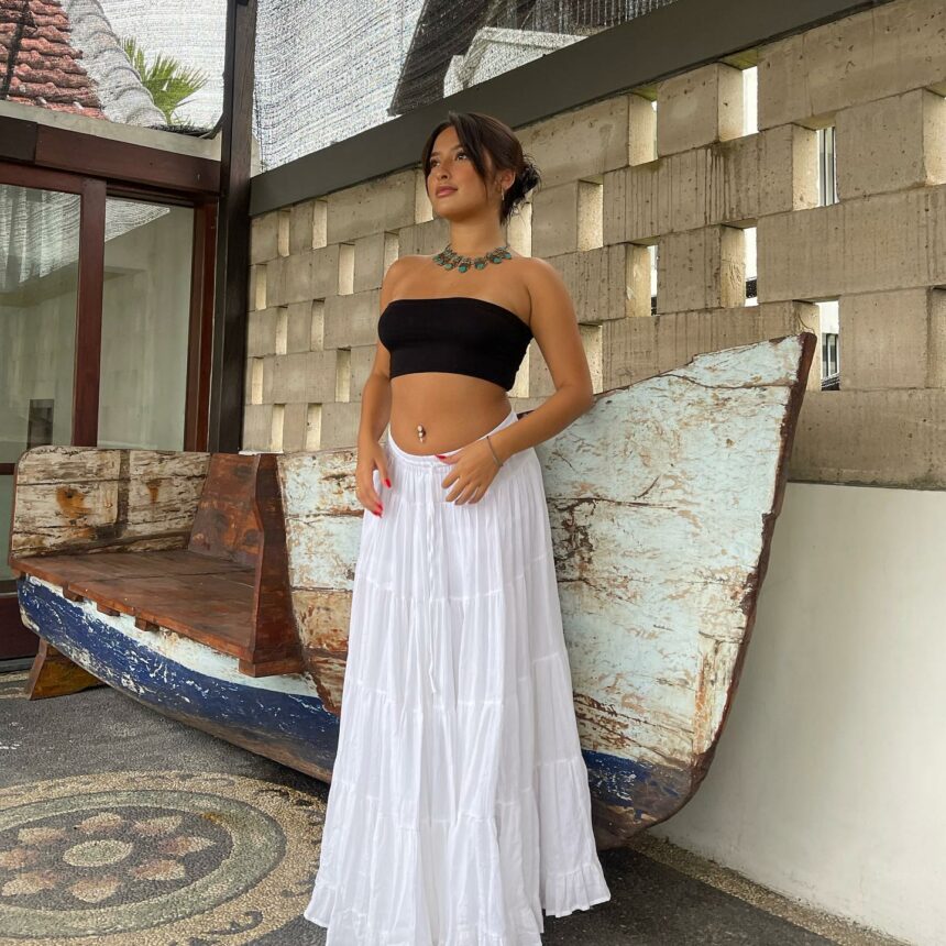 Pamer Pusar yang Ditindik, Pesona Jennifer Coppen Wow Banget 2 Lampiran Gambar