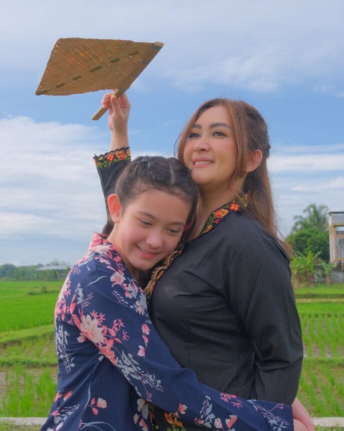 Tak Lekang Dimakan Usia, Nafa Urbach Cantiknya Awet Terus 2 Lampiran Gambar