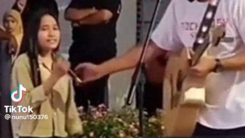 Seorang gadis cantik asal Malaysia berhasil gemparkan peonton dengan suaranya yang indah yang didengar mirip almarhumah Nike Ardilla.