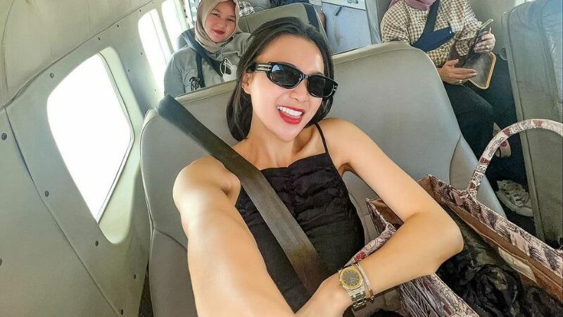 Cekricek.id - Rupanya begitu banyak netizen yang salfok ketika melihat penampilan Wika Salim saat melakukan foto selfie, tangannya kepanjangan