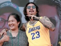 Cekricek.id - Penyanyi sekaligus rapper Young Lex mendapat banyak pujian selangit dari netizen. Karena begitu lembut dan menyayangi mamanya