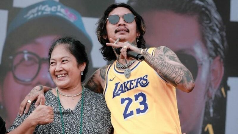 Cekricek.id - Penyanyi sekaligus rapper Young Lex mendapat banyak pujian selangit dari netizen. Karena begitu lembut dan menyayangi mamanya