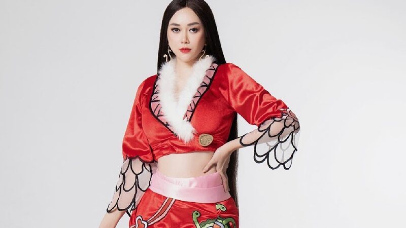 Aura Kasih baru saja mencuri perhatian publik dengan unggahan foto seksinya yang ikut merayakan tahun baru Imlek dengan memakai baju seksi.