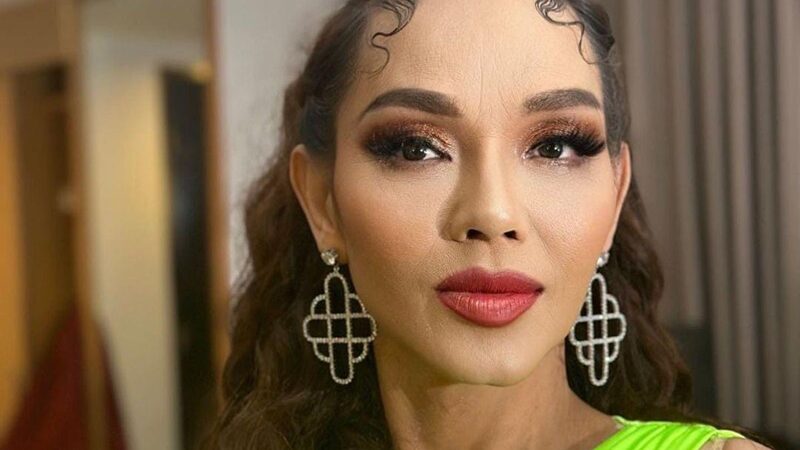 Seorang pria dengan tegas mengataka bahwa bunda Corla ternyata merupakan seorang pria yang melakukan operasi transgender.