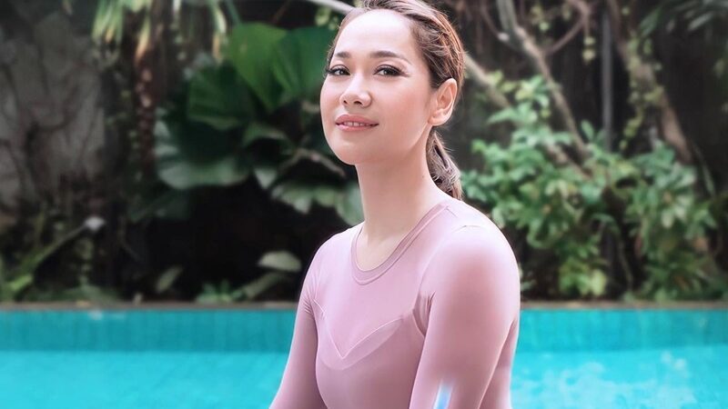 Bunga Citra Lestari mengunggah foto seksinya memakai setelah ketat saat berolahraga di tepi kolam renang yang langsung mencuri perhatian.