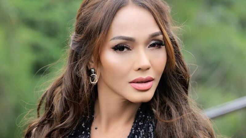 Bunda Corla hebohkan jagat maya pengakuannya lebih memilih tinggal di Jerman dan bekerja seperti biasanya dari pada menjadi artis di Indonesia.