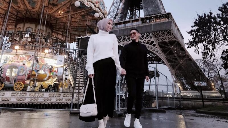 Citra Kirana mengunggah foto dan video mesranya bareng suaminya, Rezky Adidya di tengah kabar suami yang diduga menjadi pelaku video syur.