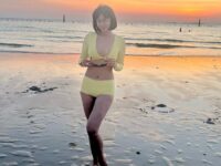 Denise Chariesta mencuri perhatian publik dengan unggahan foto seksinya yang memperlihatkan belahan dadanya yang aduhai saat di tepi laut.