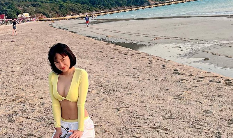 Pamer Belahan Dada, Denise Chariesta Tuai Komentar Pedas Netizen 4 Lampiran Gambar