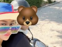 Denise Chariesta mengunggah foto mesra dengan seorang pria yang sedang naik motor, ia mengaaku sedang jalan dengan seorang duda tajir.