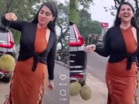Diana Dee Starlight hebohkan jagat maya dengan unggahan videonya bermain mengangkat dua buah durian dan memainkannya seprti lato-lato.