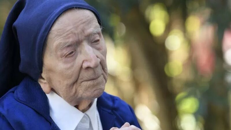 Suster Andre, yang diakui sebagai orang tertua di dunia oleh Guinness World Record, meninggal pada usia 118 tahun. Ia hidup melalui dua perang dunia serta mengabdikan sebagian besar hidupnya untuk agama Katolik. Meski buta dan bergantung pada kursi roda, dia tetap merawat orang tua yang lain sampai usia 108 tahun. Ia diingat sebagai sosok yang mengingatkan orang untuk saling membantu dan mencintai satu sama lain.