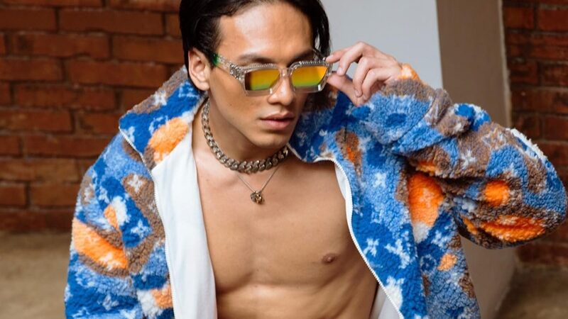 Aktor tampan Jefri Nichol i hebohkan jagat maya dengan unggahan potret seksinya yang memperlihatkan perut sixpacknya pada followers.