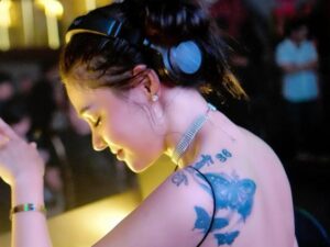 DJ Katty Butterfly hebohkan jagat maya dengan unggahan potretnya yang seksi dengan memperlihatkan beberapa tato di punggung putihnya.