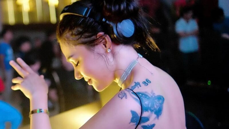 DJ Katty Butterfly hebohkan jagat maya dengan unggahan potretnya yang seksi dengan memperlihatkan beberapa tato di punggung putihnya.