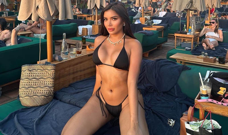 Millen Cyrus Pakai Bikini Sambil Ngangkang, Belahan 'Lato-latonya' Jadi Sorotan 2 Lampiran Gambar