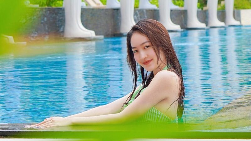 Natasha Wilona tuai pujian warganet potret seksinya mandi di sebuah kolam renang mewah mencuri perhatian publik dan menuai komentar.