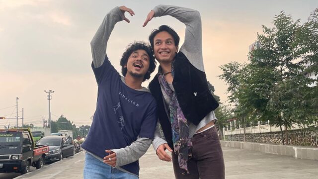 Aksi Jefri Nichol yang membuat gambar hati dengan cowok berkharisma langsung hebohkan jagat maya dan menuai berbagai komentar netizen.