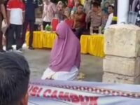 Seorang wanita kena hukuman cambuk akibat perbuatannya yang melakukan perbuatan zina dengan suami orang yang sekaligus menjadi pelakor.