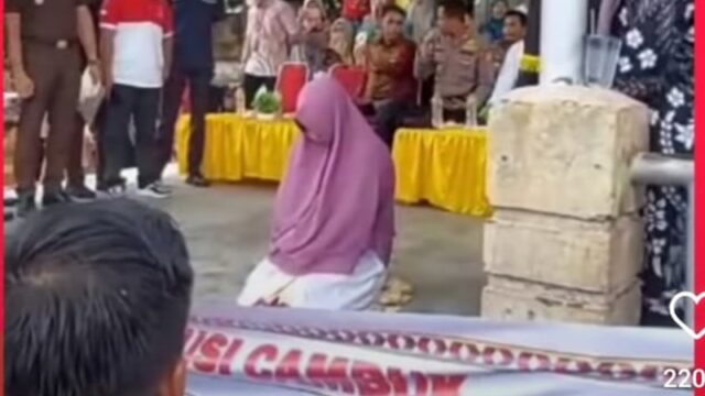 Seorang wanita kena hukuman cambuk akibat perbuatannya yang melakukan perbuatan zina dengan suami orang yang sekaligus menjadi pelakor.