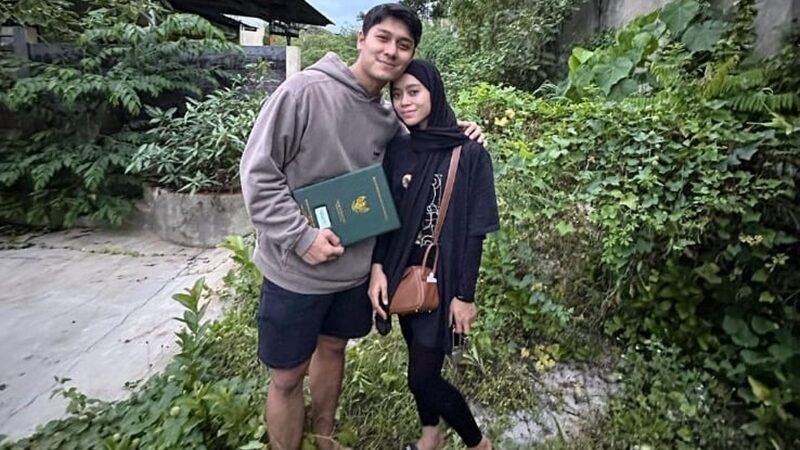 Rizky Billar mengunggah foto baru di laman Instagramnya bersama suami tercinta, Lesty Kejora dan ungkap baru beli tanah untuk Lesty.