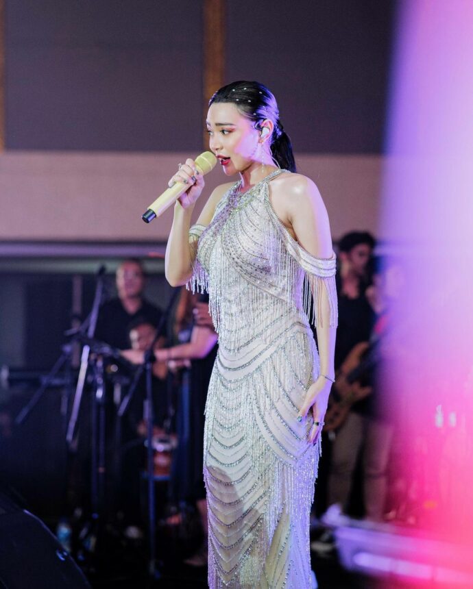 Ayu Ting Ting, Wika Salim dan Luna Maya Bergaun Rumbai Perak, Siapa yang Lebih Cantik? 5 Lampiran Gambar